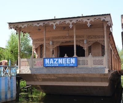 https://imgcld.yatra.com/ytimages/image/upload/t_hotel_yatra_city_desktop/v1484723886/Domestic Hotels/Hotels_Srinagar/Nazneen Houseboat/front_view.jpg